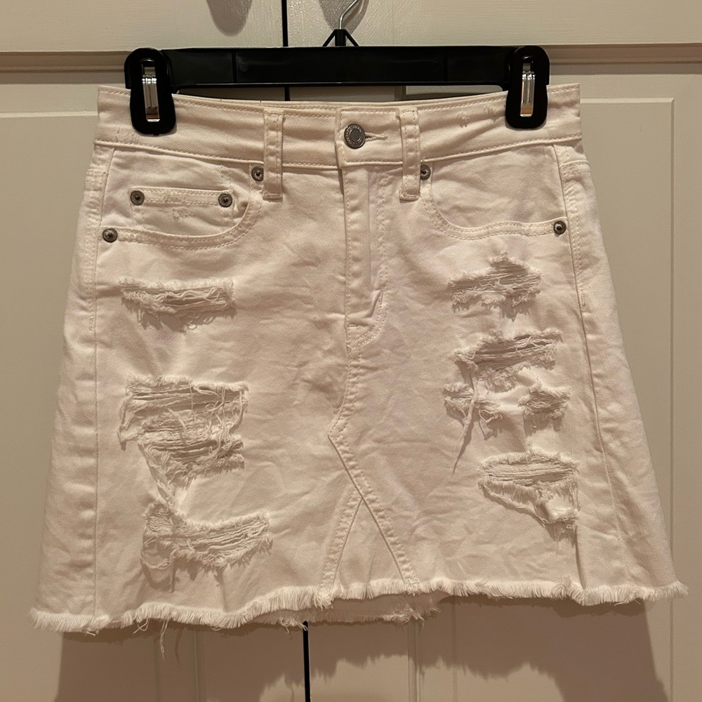 White distressed American Eagle denim skirt, size 0